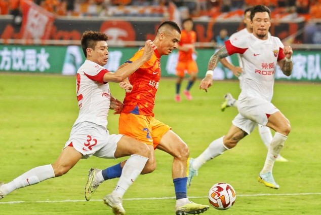 费莱尼进球被吹武磊助攻李圣龙破门 泰山1-1海港