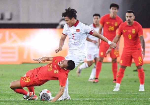 国足2-0越南 王秋明凌空斩武磊建功阮进灵恶意肘击染红