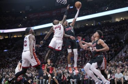 小西蒙斯26分巴特勒复出砍22+9 罗齐尔19分热火胜开拓者