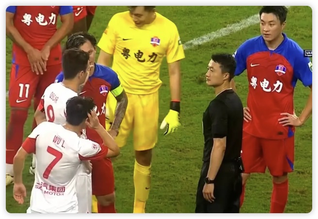 2-1！武球王打硬仗给力！上海海港夺半程冠军，领先上海申花2分 