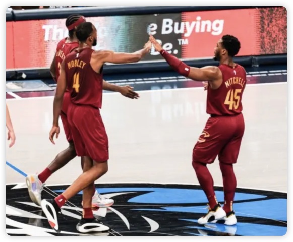 东欧组合缺阵莫布利34+10 加兰16+9骑士轻取独行侠 