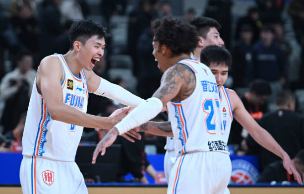 邹阳21+10萨姆纳空砍51+15+8 福建险胜四川 