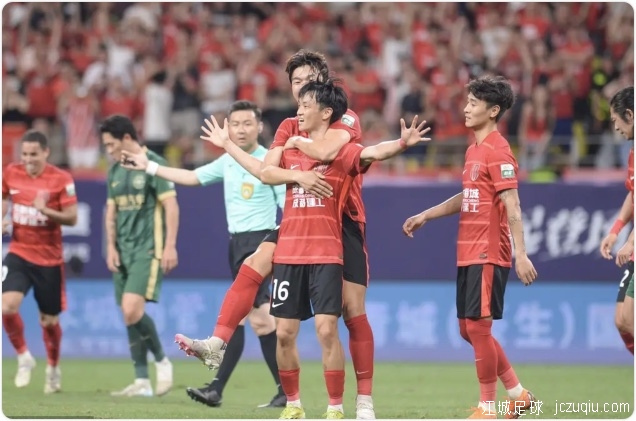 继续领跑!中超-杨明洋破僵韦世豪4轮3球 蓉城2-1浙江夺4连胜