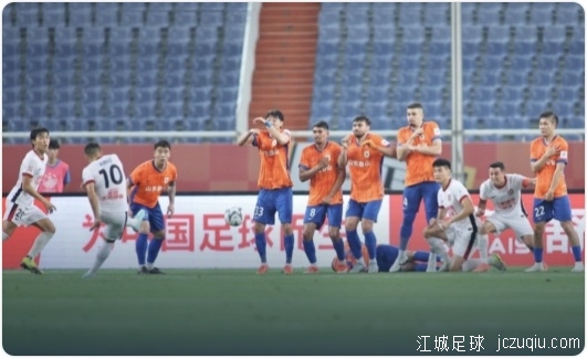 主场1比3不敌成都蓉城,泰山队无缘足协杯八强,球迷怒喊“崔康熙下课”