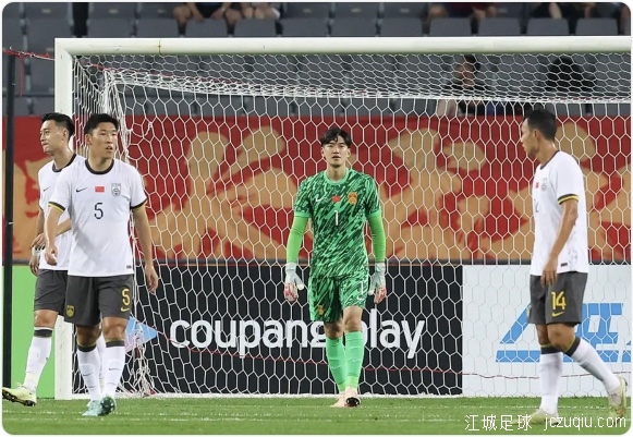 李东炅世界波朱辰杰冒顶送礼 国足首战0-3完败韩国 