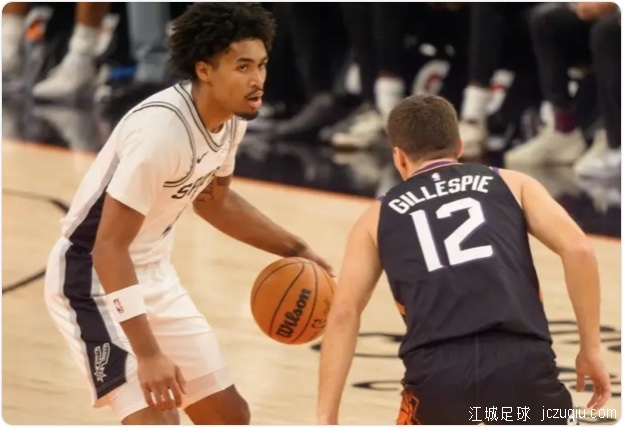 布克28分文班亚马9+9 太阳送马刺赛季首败