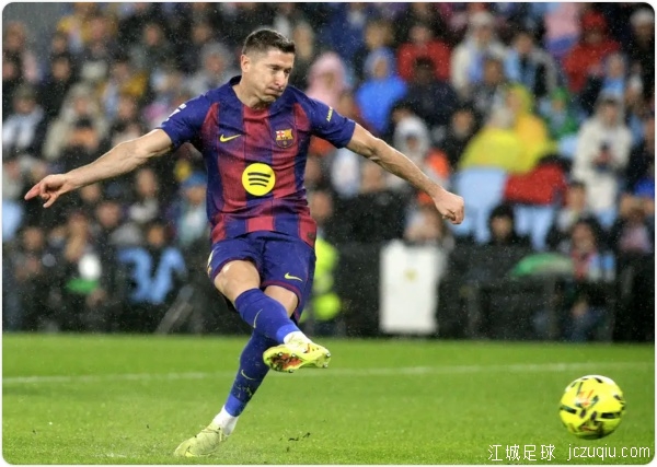 赛两连胜！巴萨4-2塞尔塔落后榜首3分 莱万戴帽亚马尔破门