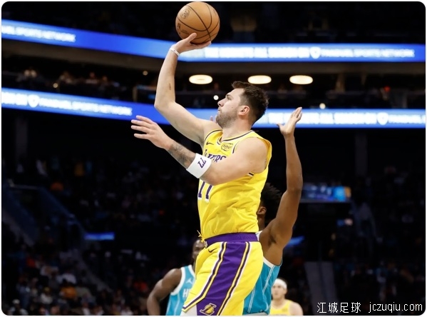 东契奇38+6+7里夫斯复出砍24分 湖人送黄蜂3连败