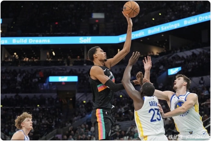 库里砍46分文班31+15+10 勇士终结马刺3连胜