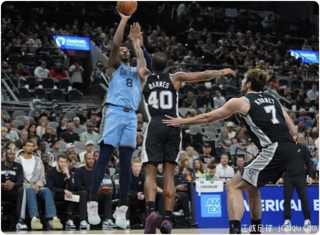 文班亚马缺战，福克斯26+3+单节爆砍16分，马刺力克无莫熊 